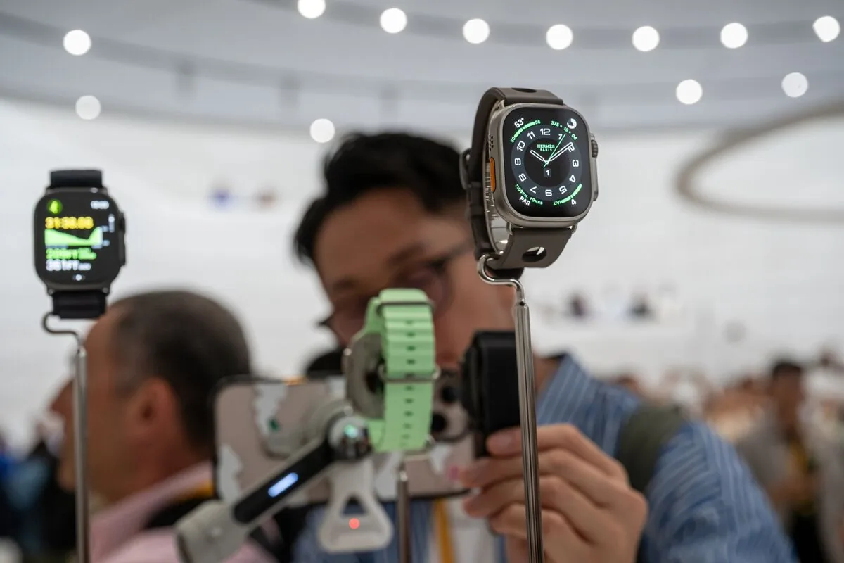 Apple Watch Redesign Eyed Amid Screen-Free Device Shift