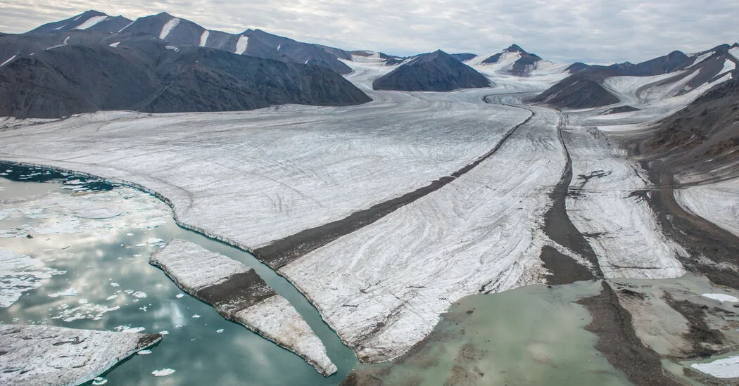 Arctic Icebergs Deliver Rocks, Boosting Deep-Sea Life