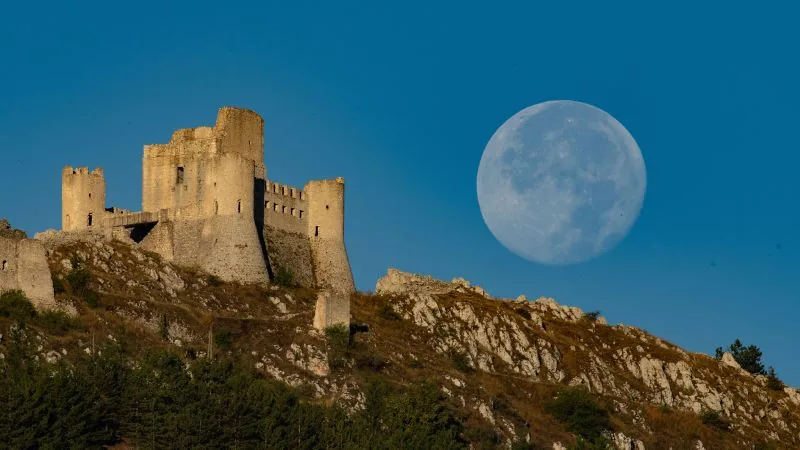 May's Blue Moon Peaks This Weekend: What to Know