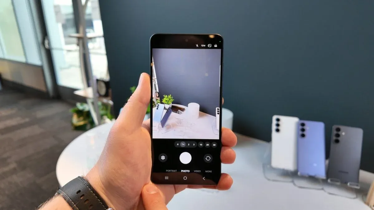 Samsung Camera Assistant Update Promises Foldable-Exclusive Feature, Auto-Off Control