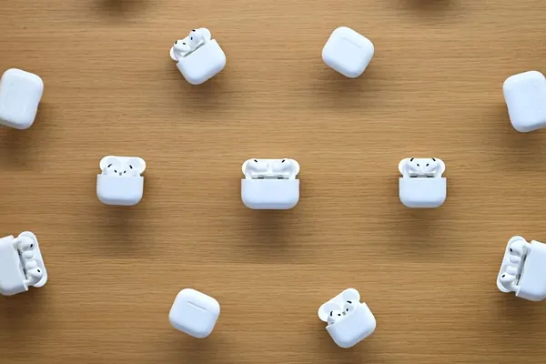 Apple's AI AirPods With Cameras Enter Late Testing