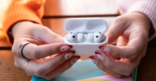 Apple AirPods with Cameras for AI Nearing Production