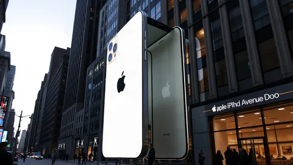 Apple's iPhone Duo Arrives at Fifth Avenue Store