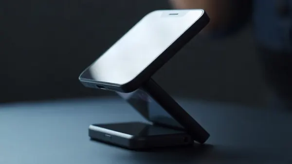 Apple iPhone Duo Features Replaceable Display Layer