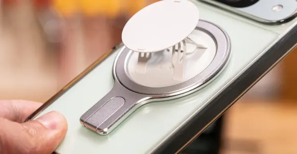 OhSnap Snap Grip Stand Offers Versatile Phone Support